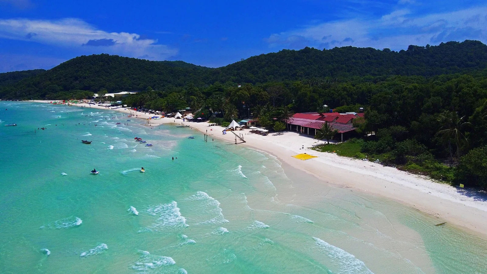 Turquoise water and white sand in Phu Quoc